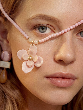 ЦВЕТЫ В АКСЕССУАРАХ